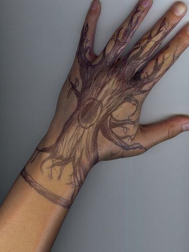 Tatuaggio grande sulla mano e le dita l&quotalbero nero