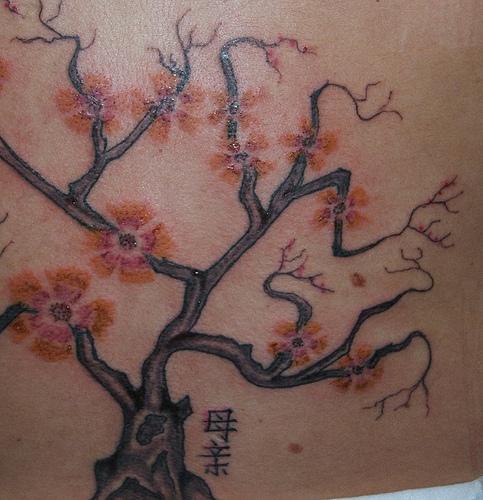 Tatuaggio colorato l&quotalbero fiorito