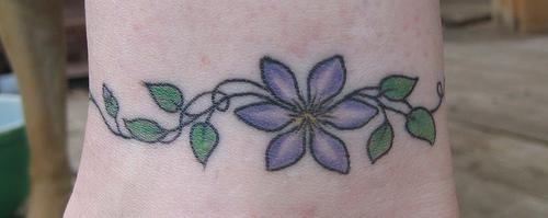 Tattoo mit violetten Blüten und Rebe