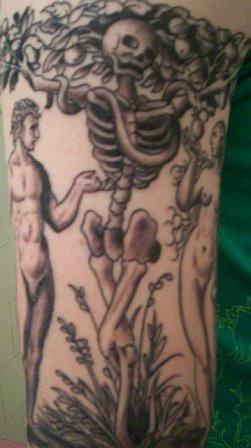 Tatuaggio impressionante Adam e Eva a fianco dell&quotalbero di forma scheletro