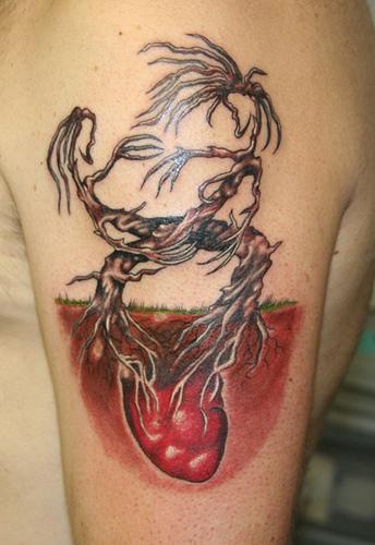 Tatuaggio pittoresco sul braccio l&quotalbero con la radice che escano dal cuore