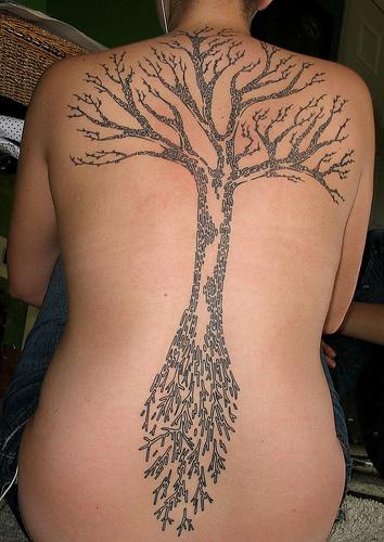 Gros arbre noir le tatouage sur le dos