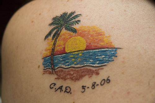 Arbre hawaïen avec le tatouage de couché de soleil sur le fond