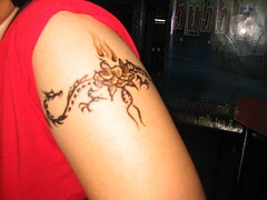 Entrelacs de dragon le tatouage brassard