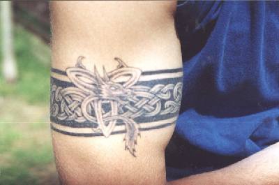 Tatuaje de brazalete con nudo tribal