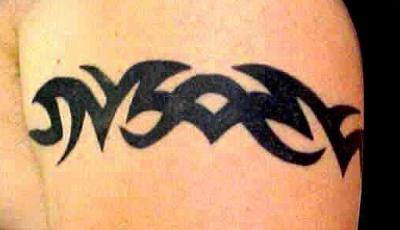 Tatuaje de un brazalete negro tribal.