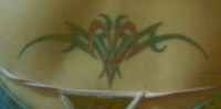 Disegno rosso-nero tatuato sulla schiena