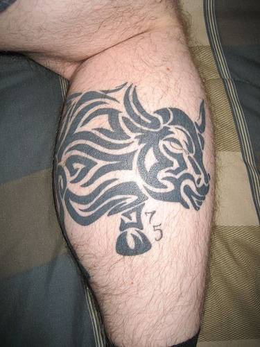 toro tribale tatuaggio sulla gamba