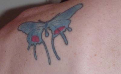 farfalla blu con macchie rosse tatuaggio
