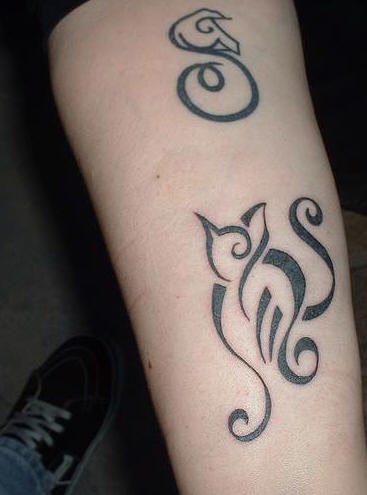 gatto tribale caccia colombo tatuaggio sul braccio