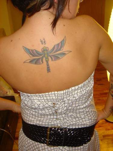 Tatuaje a color de libélula en espalda