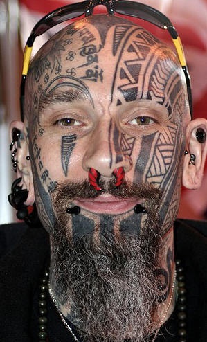 Figure tribale tatuate sul viso