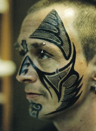 Tatuaje en la cara, triangulos de color negro