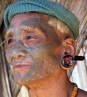 Tatuaje en la cara, tribal, tono verde