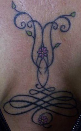 Tribal Tattoo mit Blumen und Reben