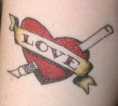 Herz-Symbol und Skalpell Tattoo