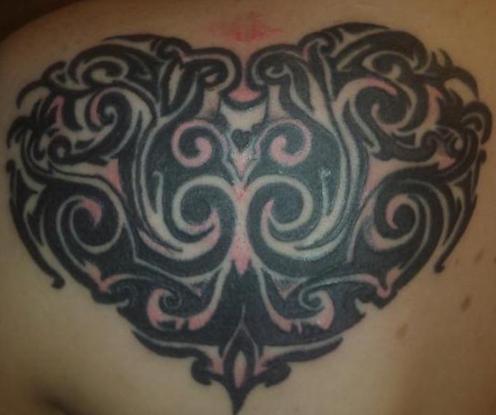 Tatuaje en la espalda el corazón estilo tribal en negro