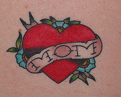 tatuaje de corazón con forma de amor a Mom