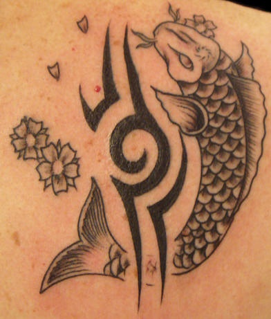 koi pesce con tribale traceri tatuaggio nero