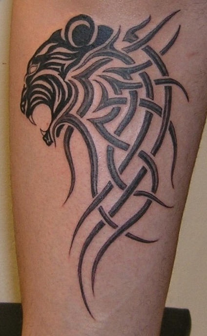 Löwenkopf mit Tribal Mähne Tattoo