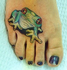 Bonito tatuaje la rana verde en el pie