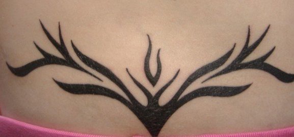 Tatuaje en bajo de la espalda árbol en tinta negra