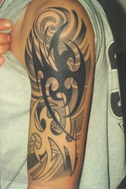 Schwarzer tribal Phoenix Tattoo an der Schulter