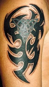 Tatuaje en el hombro dos signos tribales en negro y gris
