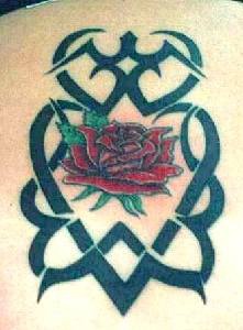 Tatuaje estilo tribal en tinta negra con la rosa en el centro