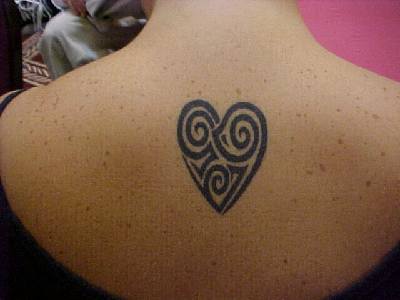 Schwarzes Tribal Herz Tattoo am oberen Rücken