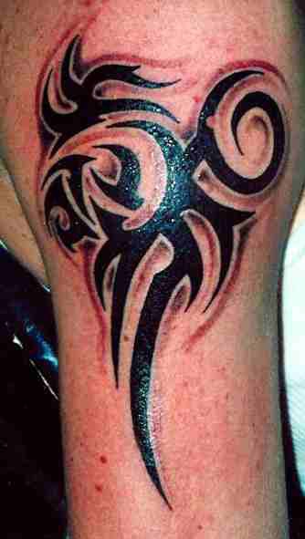 Gran signo estilo tribal tatuaje en el hombro