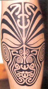 Gran tatuaje máscara estilo tribal en tinta negra