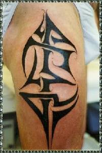 Muy bonito tatuaje en tinta negra estilo tribal en el hombro
