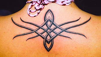 Tatuaje tribal con líneas entrelazadas en parte superior de la espalda