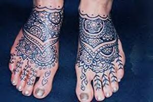 Tatuaje indiano en los pies estilo tribal