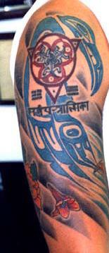 Tribal Tattoo Schulter mit Schriftzeichen und Blumen