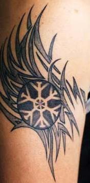 Tatuaje estilo tribal en tinta negra con el copo de nieve