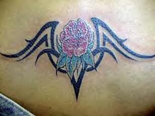 Tatuaje estilo tribal la rosa roja con las líneas