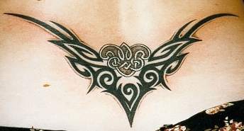 Simpático tatuaje en el bajo de la espalda estilo tribal