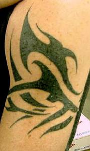 Tatuaje con gran signo tribal en tinta negra