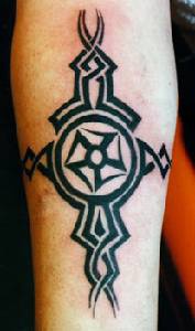 Schwarzes Tribal Tattoo mit dem Symbol im Kreis
