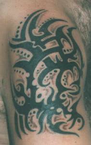 Tatuaje con muchos elementos signo estilo tribal