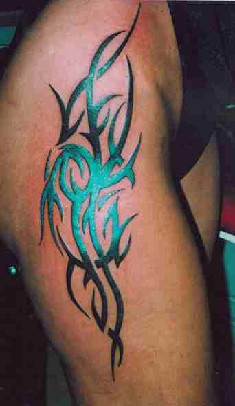 Lady Bein Tattoo mit himmelblauem Tribal Zeichen