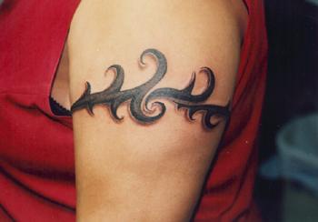 Pulsera tribal tatuaje con las olas en el hombro