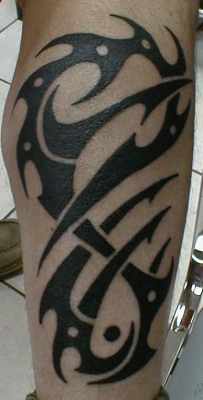 Großes schwarzes Tribal Tattoo am Bein