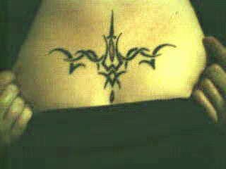 Cooles schwarzes Tribal Tattoo an der Brust