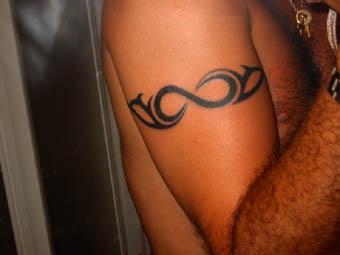 Schulter Tribal Tattoo mit Unendlichkeitssymbol