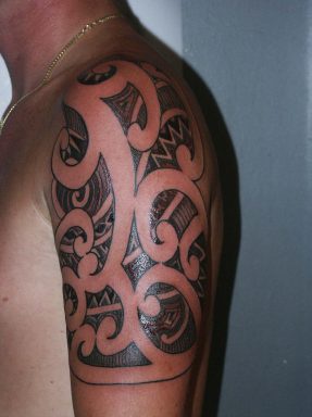 Tribal shoulder tattoo with big empty lines