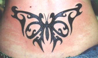 Bonito tatuaje de la mariposa tribal en el bajo de la espalda