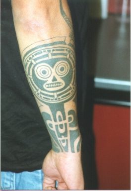 Extraño tatuaje en tinta negra la cara  en el brazo